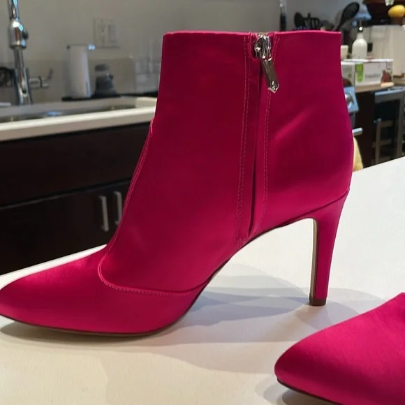 🆕 Sam Edelman Olette High Pointed Toe, Satin, Hot Pink Ankle Boots. Size 9.5M - Picture 5 of 10